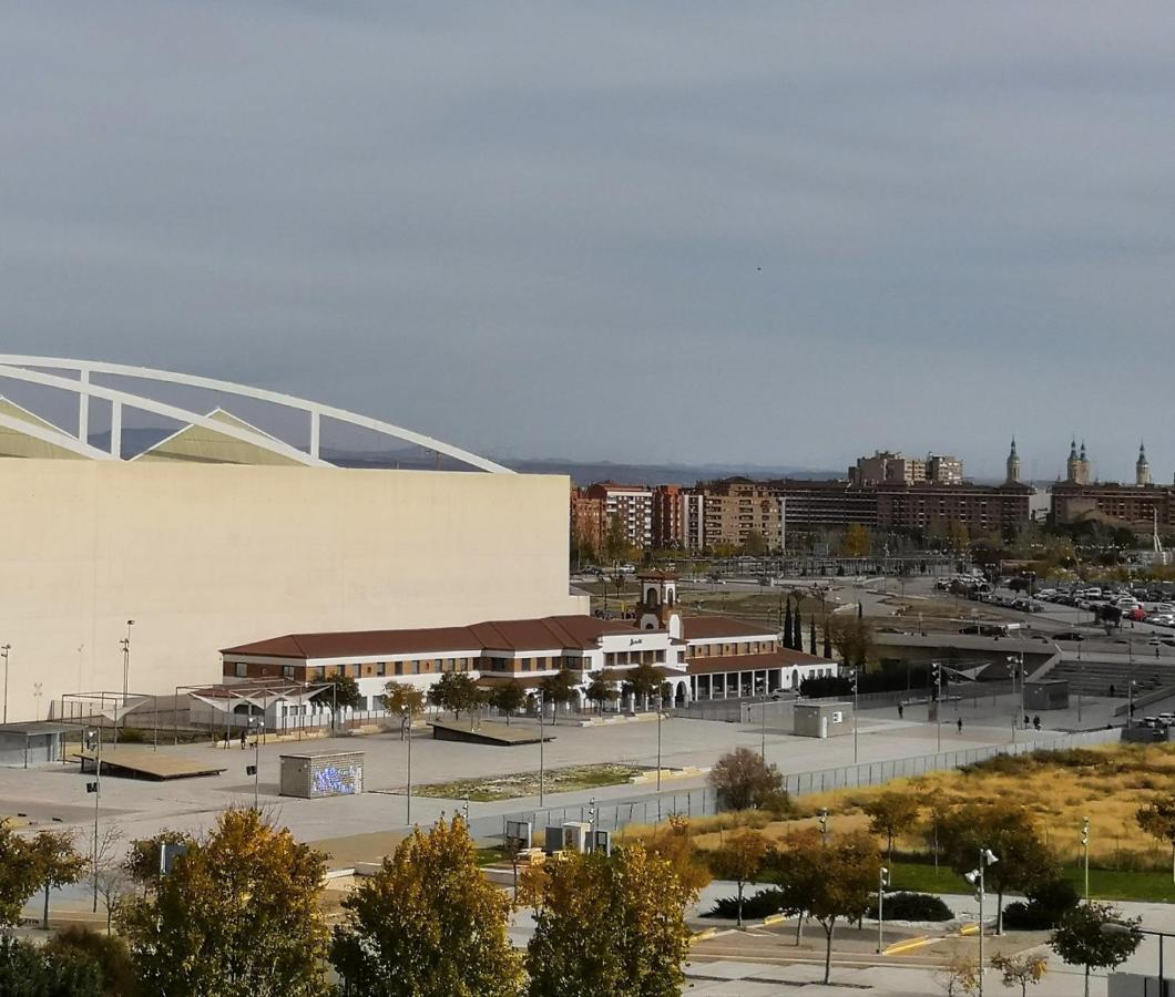 La Parada De La Estacion Con Parking Zaragoza Exteriör bild